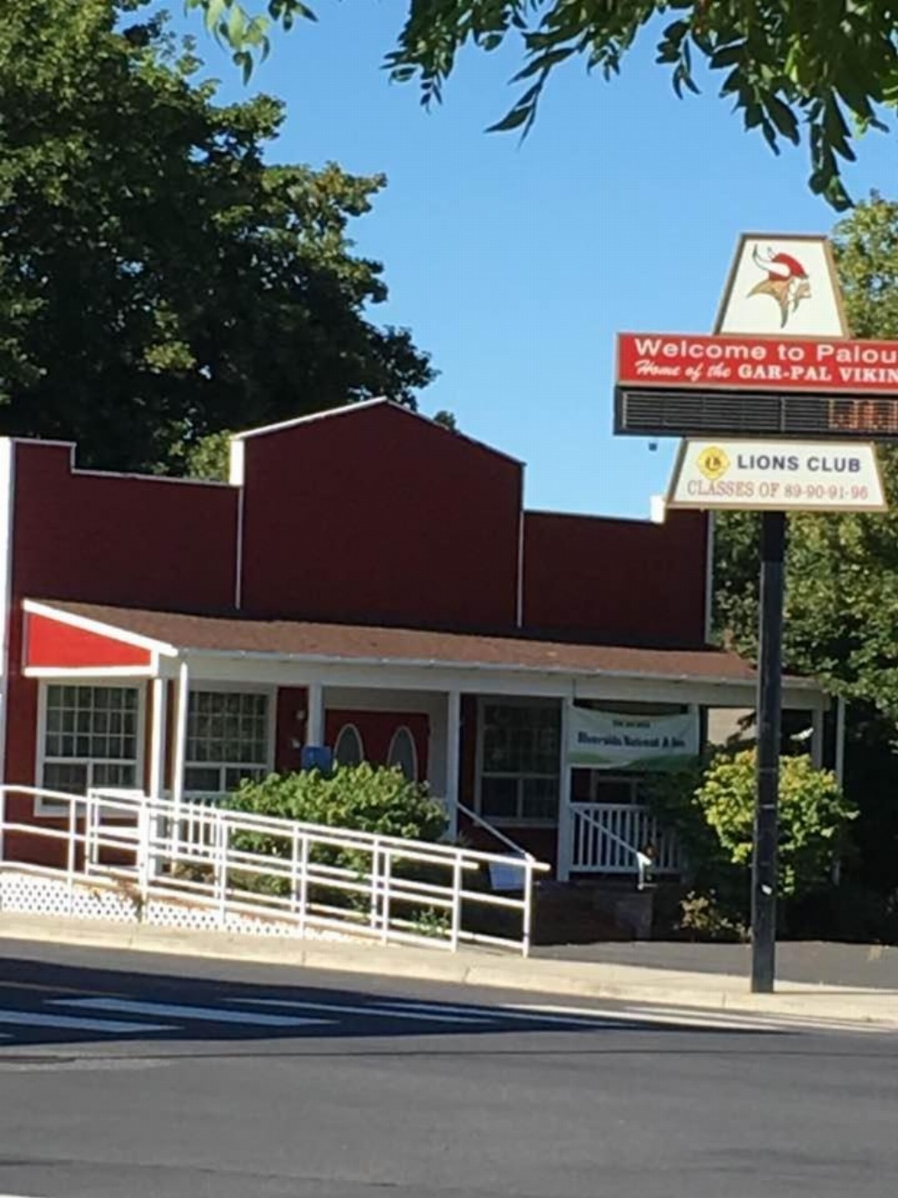 Riverside Retreat and Inn Image 17